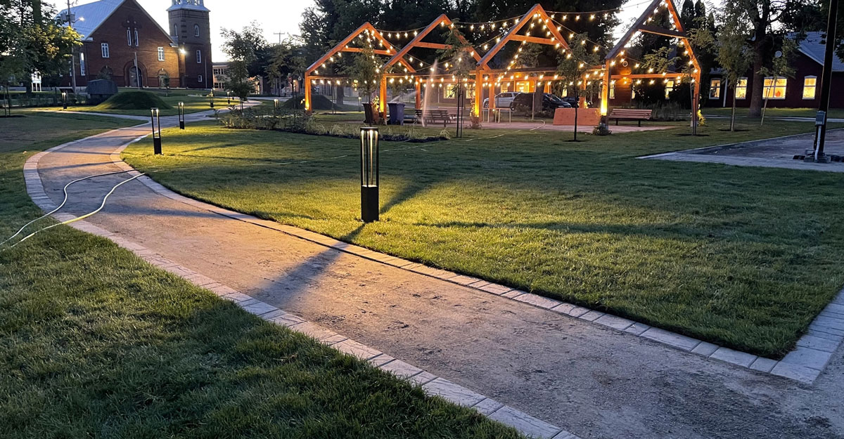 Un parc avec une pelouse en tourbe.